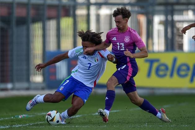 - Altro - Elite League Under 20 - Italy vs Germany Italia s U20 Aaron Ciammaglichella in action against Germany s U20 Aaron Zenhter during the match Elite League Italy U20 - Germany U20 at the Manlio Scopigno stadium in Rieti, Italy on september 10, 2024 Rieti Italy  Copyright: xIPAxSport ABACAx