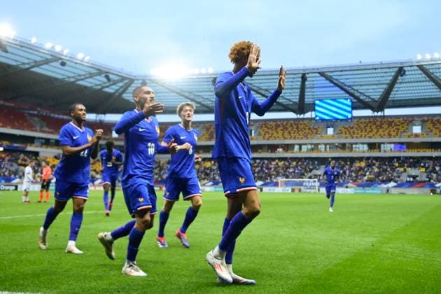 Hugo Ekitike ( 9 - France ) celebrates with teammates during the European U21, U 21 Championship 2025 match between France and Bosnia and Herzegovina at MMArena on September 10, 2024 in Le Mans, France. ( Photo by federico pestellini panoramic ) - FOOTBALL : France vs Bosnie Espoirs - Le Mans - 10 09 2024 FedericoPestellini Panoramic 