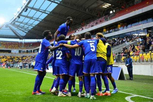 Hugo Ekitike ( 9 - France ) celebrates with teammates during the European U21, U 21 Championship 2025 match between France and Bosnia and Herzegovina at MMArena on September 10, 2024 in Le Mans, France. ( Photo by federico pestellini panoramic ) - FOOTBALL : France vs Bosnie Espoirs - Le Mans - 10 09 2024 FedericoPestellini Panoramic 
