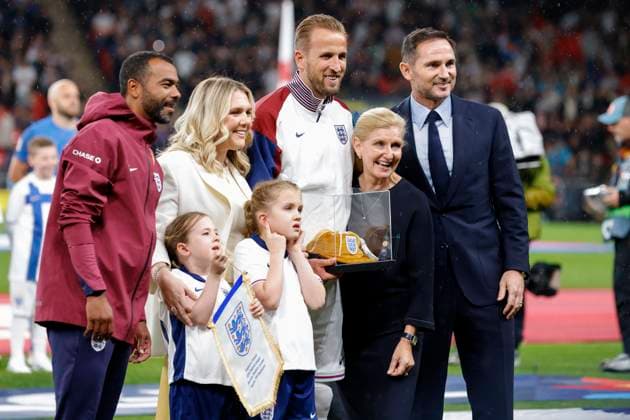 England v Finland - UEFA Nations League 2024 25 League B Group B2 Ashley Cole (left) with Harry Kane of England his family, children and Frank Lampard (right) after presenration of Golden cap before the UEFA Nations League 2024 25 League B Group B2 match between England and Finland at Wembley Stadium on September 10, 2024 in London, England. London Wembley Stadium England United Kingdom Copyright: xNigelxFrench Sportsphoto APLx 14047423