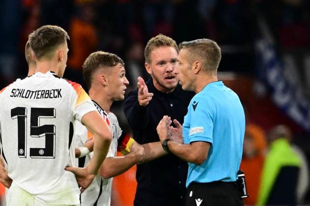 Joshua Kimmich 6 (Deutschland) und Julian Nagelsmann (Cheftrainer Deutschland) diskutieren mit dem Schiedsrichter nach dem Schlusspfiff, Niederlande vs. Deutschland, Fussball, UEFA Nations League, Nationalmannschaft Länderspiel , 10.09.2024 DFB regulations prohibit any use of photographs as image sequences and or quasi-video Amsterdam Nordholland Niederlande *** Joshua Kimmich 6 Germany and Julian Nagelsmann head coach Germany discuss with the referee after the final whistle, Netherlands vs Germany, Football, UEFA Nations League, National team international , 10 09 2024 DFB regulations prohibit any use of photographs as image sequences and or quasi video Amsterdam North Holland Netherlands Copyright: xkolbert-press MarcxNiemeyerx