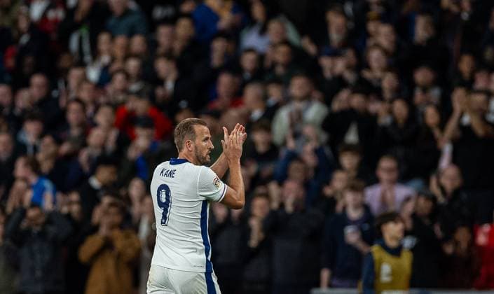 Sport Bilder des Tages (240911) -- LONDON, Sept. 11, 2024 -- Harry Kane of England applauds the supporters as being substituted during the UEFA Nations League Group B2 match between England and Finland in London, Britain, Sept. 10, 2024. (SP)BRITAIN-LONDON-UEFA NATIONS LEAGUE-ENGLAND VS FINLAND LixYing 