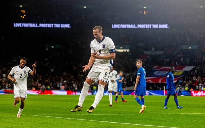 (240911) -- LONDON, Sept. 11, 2024 -- Harry Kane (2nd L) of England celebrates his second goal during the UEFA Nations League Group B2 match between England and Finland in London, Britain, Sept. 10, 2024. (SP)BRITAIN-LONDON-UEFA NATIONS LEAGUE-ENGLAND VS FINLAND LixYing 