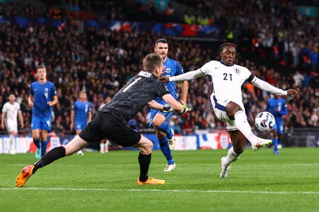 England v Finland 10 September 2024, London - UEFA Nations League - Group F - England v Finland - Eberechi Eze of England attempts to flick the ball over Finland goalkeeper Lukas Hradecky - Photo: Jacques Feeney Offside. London UK Copyright: xJacquesxFeeneyx xOffsidexOffside