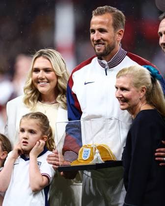 England v Finland 10 September 2024, London - UEFA Nations League - Group F - England v Finland - Harry Kane of England recieves his golden cap for making 100 appearances for the England first team - Photo: Jacques Feeney Offside. London UK Copyright: xJacquesxFeeneyx xOffsidexOffside