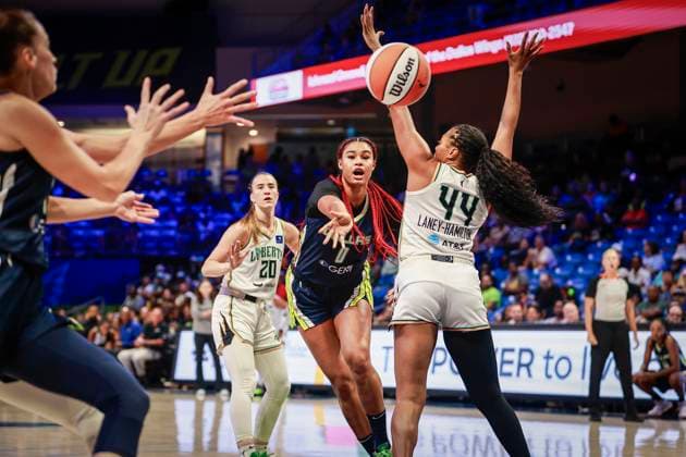 Sport Bilder des Tages September 10, 2024, Arlington, Texas, USA: Dallas Wings forward SATOU SABALLY (0) passes the ball to Dallas Wings guard SEVGI UZUN (1) (foreground) during a WNBA, Basketball Damen, USA game between the New York Liberty and Dallas Wings at College Park Center. Liberty win 105-91. Arlington USA - ZUMAf180 20240910_zsp_f180_001 Copyright: xMarkxFannx
