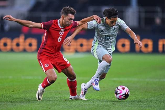 Fußball, Länderspiel, Mexiko - Kanada RECORD DATE NOT STATED Seleccion Mexicana 2024 Mexico vs Canada Niko Sigur (L) of Canada fights for the ball with Diego Lainez (R) of Mexico during the game International Friendly, Länderspiel, Nationalmannschaft between Mexican national team, Nationalteam (Mexico) and Canada at AT-T Stadium, on September 10, 2024, Arlington, Texas, United States. ARLINGTON TEXAS UNITED STATES Copyright: xJorgexMartinezx 20240910220113_SNM_MEX_CAN_LAINEZ288