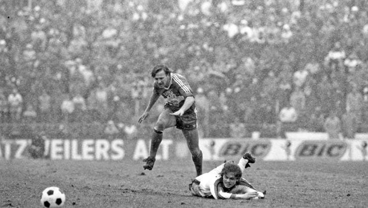 10.03.84 Borussia Mönchengladbach - VfB Stuttgart Deutschland, Mönchengladbach, 10.03.1984, Fussball, Bundesliga, Borussia Mönchengladbach - VfB Stuttgart (2:0): v.l. Dan Corneliusson (VfB Stuttgart), Uli Borowka (Borussia Mönchengladbach). *** 10 03 84 Borussia Mönchengladbach VfB Stuttgart Germany, Mönchengladbach, 10 03 1984, Soccer, Bundesliga, Borussia Mönchengladbach VfB Stuttgart 2 0 v l Dan Corneliusson VfB Stuttgart , Uli Borowka Borussia Mönchengladbach