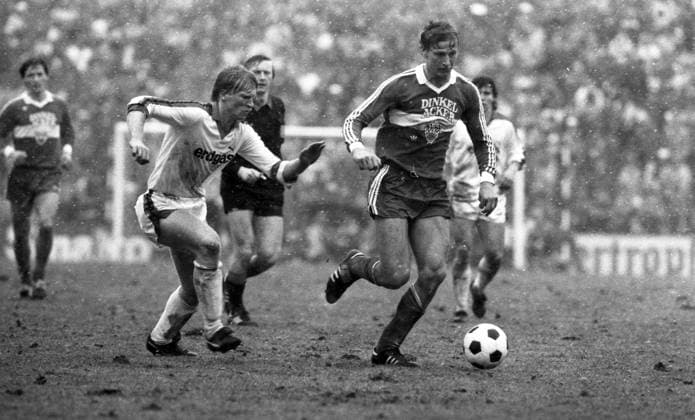 10.03.84 Borussia Mönchengladbach - VfB Stuttgart Deutschland, Mönchengladbach, 10.03.1984, Fussball, Bundesliga, Borussia Mönchengladbach - VfB Stuttgart (2:0): v.l. Uwe Rahn (Borussia Mönchengladbach), Guido Buchwald (VfB Stuttgart). *** 10 03 84 Borussia Mönchengladbach VfB Stuttgart Germany, Mönchengladbach, 10 03 1984, Soccer, Bundesliga, Borussia Mönchengladbach VfB Stuttgart 2 0 v l Uwe Rahn Borussia Mönchengladbach , Guido Buchwald VfB Stuttgart