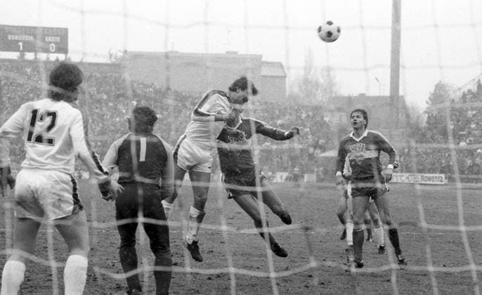10.03.84 Borussia Mönchengladbach - VfB Stuttgart Deutschland, Mönchengladbach, 10.03.1984, Fussball, Bundesliga, Borussia Mönchengladbach - VfB Stuttgart (2:0): v.l. Wilfried Hannes (Borussia Mönchengladbach), Guido Buchwald (VfB Stuttgart). *** 10 03 84 Borussia Mönchengladbach VfB Stuttgart Germany, Mönchengladbach, 10 03 1984, Soccer, Bundesliga, Borussia Mönchengladbach VfB Stuttgart 2 0 v l Wilfried Hannes Borussia Mönchengladbach , Guido Buchwald VfB Stuttgart