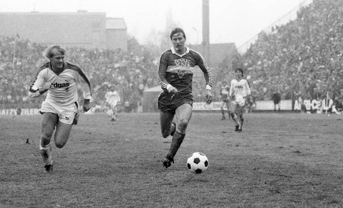 10.03.84 Borussia Mönchengladbach - VfB Stuttgart Deutschland, Mönchengladbach, 10.03.1984, Fussball, Bundesliga, Borussia Mönchengladbach - VfB Stuttgart (2:0): v.l. Hans-Günter Bruns (Borussia Mönchengladbach), Guido Buchwald (VfB Stuttgart). *** 10 03 84 Borussia Mönchengladbach VfB Stuttgart Germany, Mönchengladbach, 10 03 1984, Soccer, Bundesliga, Borussia Mönchengladbach VfB Stuttgart 2 0 v l Hans Günter Bruns Borussia Mönchengladbach , Guido Buchwald VfB Stuttgart