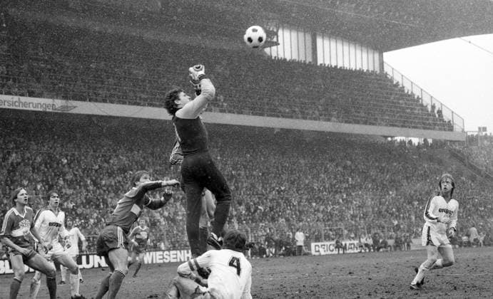 10.03.84 Borussia Mönchengladbach - VfB Stuttgart Deutschland, Mönchengladbach, 10.03.1984, Fussball, Bundesliga, Borussia Mönchengladbach - VfB Stuttgart (2:0): Ulrich Sude (Borussia Mönchengladbach). *** 10 03 84 Borussia Mönchengladbach VfB Stuttgart Germany, Mönchengladbach, 10 03 1984, Soccer, Bundesliga, Borussia Mönchengladbach VfB Stuttgart 2 0 Ulrich Sude Borussia Mönchengladbach