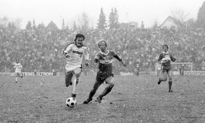 10.03.84 Borussia Mönchengladbach - VfB Stuttgart Deutschland, Mönchengladbach, 10.03.1984, Fussball, Bundesliga, Borussia Mönchengladbach - VfB Stuttgart (2:0): v.l. Ewald Lienen (Borussia Mönchengladbach), Hans-Peter Makan (VfB Stuttgart). *** 10 03 84 Borussia Mönchengladbach VfB Stuttgart Germany, Mönchengladbach, 10 03 1984, Soccer, Bundesliga, Borussia Mönchengladbach VfB Stuttgart 2 0 v l Ewald Lienen Borussia Mönchengladbach , Hans Peter Makan VfB Stuttgart
