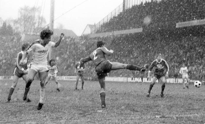 10.03.84 Borussia Mönchengladbach - VfB Stuttgart Deutschland, Mönchengladbach, 10.03.1984, Fussball, Bundesliga, Borussia Mönchengladbach - VfB Stuttgart (2:0): v.l. Frank Mill (Borussia Mönchengladbach), Guido Buchwald (VfB Stuttgart). *** 10 03 84 Borussia Mönchengladbach VfB Stuttgart Germany, Mönchengladbach, 10 03 1984, Soccer, Bundesliga, Borussia Mönchengladbach VfB Stuttgart 2 0 v l Frank Mill Borussia Mönchengladbach , Guido Buchwald VfB Stuttgart