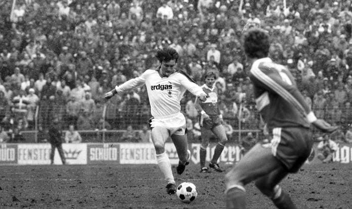 10.03.84 Borussia Mönchengladbach - VfB Stuttgart Deutschland, Mönchengladbach, 10.03.1984, Fussball, Bundesliga, Borussia Mönchengladbach - VfB Stuttgart (2:0): Ewald Lienen (Borussia Mönchengladbach). *** 10 03 84 Borussia Mönchengladbach VfB Stuttgart Germany, Mönchengladbach, 10 03 1984, Soccer, Bundesliga, Borussia Mönchengladbach VfB Stuttgart 2 0 Ewald Lienen Borussia Mönchengladbach