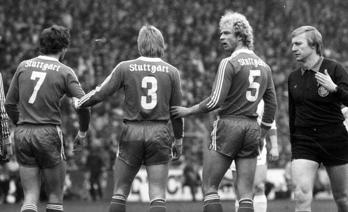 10.03.84 Borussia Mönchengladbach - VfB Stuttgart Deutschland, Mönchengladbach, 10.03.1984, Fussball, Bundesliga, Borussia Mönchengladbach - VfB Stuttgart (2:0): v.l. Karl Allgöwer, Hans-Peter Makan, Bernd Förster (alle VfB Stuttgart), Wilfried Heitmann (Schiedsrichter). *** 10 03 84 Borussia Mönchengladbach VfB Stuttgart Germany, Mönchengladbach, 10 03 1984, Soccer, Bundesliga, Borussia Mönchengladbach VfB Stuttgart 2 0 f l Karl Allgöwer, Hans Peter Makan, Bernd Förster all VfB Stuttgart , Wilfried Heitmann Referee