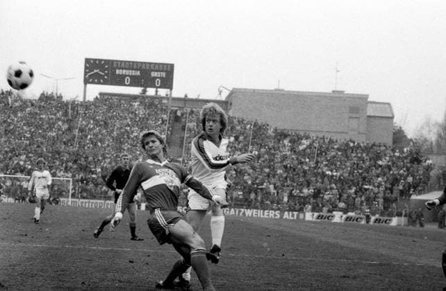 10.03.84 Borussia Mönchengladbach - VfB Stuttgart Deutschland, Mönchengladbach, 10.03.1984, Fussball, Bundesliga, Borussia Mönchengladbach - VfB Stuttgart (2:0): v.l. Karlheinz Förster (VfB Stuttgart), Winfried Schäfer (Borussia Mönchengladbach). *** 10 03 84 Borussia Mönchengladbach VfB Stuttgart Germany, Mönchengladbach, 10 03 1984, Soccer, Bundesliga, Borussia Mönchengladbach VfB Stuttgart 2 0 v l Karlheinz Förster VfB Stuttgart , Winfried Schäfer Borussia Mönchengladbach