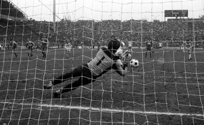 10.03.84 Borussia Mönchengladbach - VfB Stuttgart Deutschland, Mönchengladbach, 10.03.1984, Fussball, Bundesliga, Borussia Mönchengladbach - VfB Stuttgart (2:0): Helmut Roleder (VfB Stuttgart) hält Elfmeter von Wilfried Hannes (Borussia Mönchengladbach). *** 10 03 84 Borussia Mönchengladbach VfB Stuttgart Germany, Mönchengladbach, 10 03 1984, Soccer, Bundesliga, Borussia Mönchengladbach VfB Stuttgart 2 0 Helmut Roleder VfB Stuttgart saves penalty from Wilfried Hannes Borussia Mönchengladbach