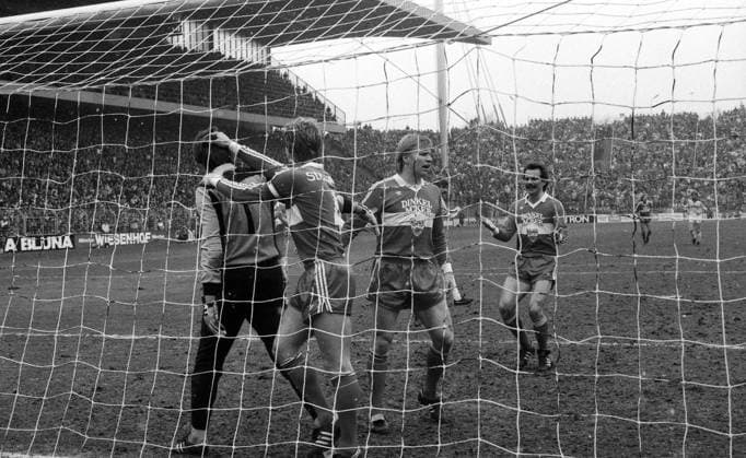 10.03.84 Borussia Mönchengladbach - VfB Stuttgart Deutschland, Mönchengladbach, 10.03.1984, Fussball, Bundesliga, Borussia Mönchengladbach - VfB Stuttgart (2:0): v.l. Helmut Roleder, Karlheinz Förster, Bernd Förster, Hermann Ohlicher (alle VfB Stuttgart). *** 10 03 84 Borussia Mönchengladbach VfB Stuttgart Germany, Mönchengladbach, 10 03 1984, Soccer, Bundesliga, Borussia Mönchengladbach VfB Stuttgart 2 0 from l Helmut Roleder, Karlheinz Förster, Bernd Förster, Hermann Ohlicher all VfB Stuttgart