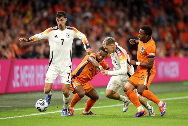 10.09.2024, Fussball UEFA Nations League 2024 25, Gruppe 3, 2. Spieltag, Niederlande - Deutschland, in der Johan Cruyff Arena Amsterdam. (L-R) Kai Havertz (Deutschland) gegen Jurrien Timber (Niederlande) und Florian Wirtz (Deutschland) gegen Quinten Timber (Niederlande) *** 10 09 2024, Football UEFA Nations League 2024 25, Group 3, Matchday 2, Netherlands Germany, at the Johan Cruyff Arena Amsterdam L R Kai Havertz Germany v Jurrien Timber Netherlands and Florian Wirtz Germany v Quinten Timber Netherlands