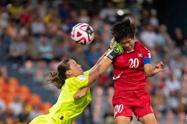Sport Themen der Woche KW37 Sport Bilder des Tages Atanasio Girardot Stadium Un-Yong Chae of North Korea disputes the ball with Mariella El Sherif of Austria, during the match between North Korea and Austria, for the round of 16 of the FIFA U-20 Women s World Cup Colombia 2024, at the Atanasio Girardot Stadium, this Thursday 12. 30761 (Jose Pino SPP)  Copyright: xJosexPinox xSPPx spp-en-JoPi-JPino_20240911_025
