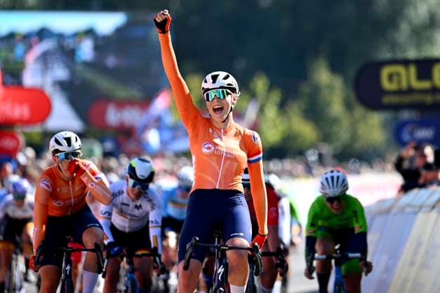 Bilder des Jahres 2024, Sport 09 September Sport Themen der Woche KW37 Sport Bilder des Tages UEC Road European Championships Limburg 13 09 2024 Hasselt, Belgium - September 13 : VAN ROOIJEN Sofie (NED) wins during the Women U23 Road Race of the 2024 UEC Road European Championships Limburg Flanders on September 13, 2024 in Hasselt, Belgium, 13 09 2024 ( Motordriver Kenny Verfaillie - Hasselt Belgium  Copyright: xVincentxKalutx