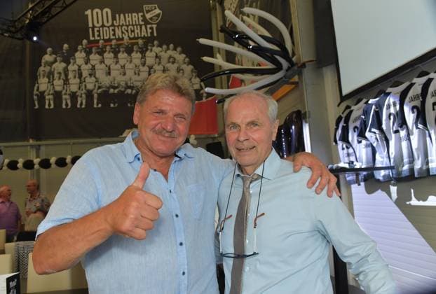 06.09.2024, GER, Fussball, 3.Liga, Saison 2024 2025, Sportclub Arena, Verl 100 Jahre SC Verl - Jubiläumsgala Uli Sude (ehemaliger Fußballspieler, Ex-Trainer SC Verl, links) mit Bernhard Dietz (ehemaliger Fußballspieler, Ex-Trainer), Aktion, Einzelbild, Quer, Mimik, Gestik *** 06 09 2024, GER, Soccer, 3 Liga, Season 2024 2025, Sportclub Arena, Verl 100 Years SC Verl Anniversary Gala Uli Sude former soccer player, former coach SC Verl, left with Bernhard Dietz former soccer player, former coach , action, single picture, landscape, facial expression, gesture
