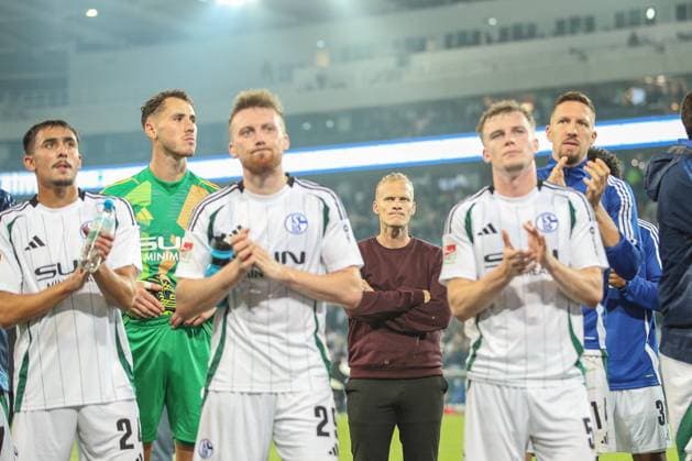 Nach der Niederlage bei den Fans Karel Geraerts (FC Schalke 04, Chef-Trainer) mit der Mannschaft Karlsruher SC vs. FC Schalke 04, Fussball, 2. Liga, 5. Spieltag, 2024 2025, 13.09.2024 , DFL REGULATIONS PROHIBIT ANY USE OF PHOTOGRAPHS AS IMAGE SEQUENCES AND OR QUASI-VIDEO. Karlsruher SC vs. FC Schalke 04, Fussball, 2. Liga, 5. Spieltag, 2024 2025, 13.09.2024 Karlsruhe *** After the defeat at the fans Karel Geraerts FC Schalke 04, head coach with the team Karlsruher SC vs FC Schalke 04, Football, 2 Liga, Matchday 5, 2024 2025, 13 09 2024 , DFL REGULATIONS PROHIBIT ANY USE OF PHOTOGRAPHS AS IMAGE SEQUENCES AND OR QUASI VIDEO Karlsruher SC vs FC Schalke 04, Football, 2 Liga, Matchday 5, 2024 2025, 13 09 2024 Karlsruhe Copyright: xEibner-Pressefoto JanxPrihodax EP_JPA