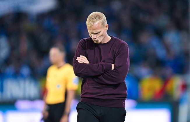 Sport Bilder des Tages Trainer Karel Geraerts (FC Schalke 04) schaut enttaeuscht zu Boden, 2. Bundesliga, Karlsruher SC vs FC Schalke 04, BBBank Wildpark am 13. September 2024 in Karlsruhe, Deutschland. (Foto von Silas Schueller DeFodi Images) Trainer Karel Geraerts (FC Schalke 04) looks dejected, 2. Bundesliga, Karlsruher SC vs FC Schalke 04, BBBank Wildpark on September 13, 2024 in Karlsruhe, Germany. (Photo by Silas Schueller DeFodi Images) Defodi-738_738_KSCSCH_20240913_219 *** Coach Karel Geraerts FC Schalke 04 looks disappointed to the ground, 2 Bundesliga, Karlsruher SC vs FC Schalke 04, BBBank Wildpark on September 13, 2024 in Karlsruhe, Germany Photo by Silas Schueller DeFodi Images Coach Karel Geraerts FC Schalke 04 looks disappointed to the ground, 2 Bundesliga, Karlsruher SC vs FC Schalke 04, BBBank Wildpark on September 13, 2024 in Karlsruhe, Germany Photo by Silas Schueller DeFodi Images Defodi 738 738 KSCSCH 20240913 219 Defodi-738