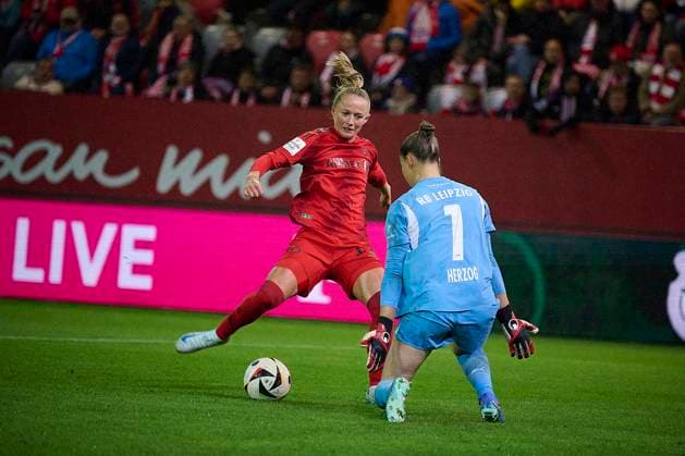 2024 25 BL Frauen FC Bayern München Frauen vs RB Leipzig, 2- Spieltag, Saison 2024 2025,, FC Bayern München Frauen vs RB Leipzig, 2024-09-13, FC Bayern Campus München SCHÜLLER Lea (FC Bayern München 11), HERZOG Elvira (RB Leipzig 01), sportworld München FC Bayern Campus Bayern Deutschland