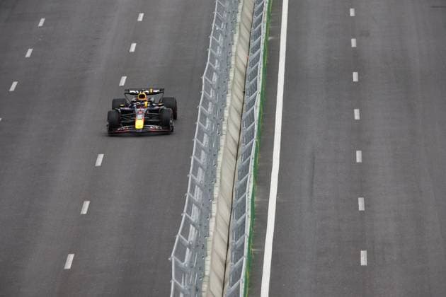 01 VERSTAPPEN Max (nld), Red Bull Racing RB20, action during the Formula 1 Azerbaijan Grand Prix 2024, 17th round of the 2024 Formula One World Championship, WM, Weltmeisterschaft from September 13 to 15, 2024 on the Baku City Circuit, in Baku, Azerbaijan - F1 - AZERBAIJAN GRAND PRIX 2024 DPPI Panoramic  240914_R17_AZERBAIJAN_DP_XB3_3804