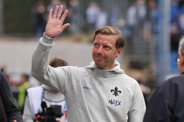 2024.09.14 xJFAx Fussball 2.Bundesliga 5.Spieltag Saison 2024 25, SV Darmstadt 98 - Eintracht Braunschweig v.l., head coach, Trainer Florian Kohfeldt (SV Darmstadt 98) begrüsst die Zuschauer (DFL DFB REGULATIONS PROHIBIT ANY USE OF PHOTOGRAPHS as IMAGE SEQUENCES and or QUASI-VIDEO
