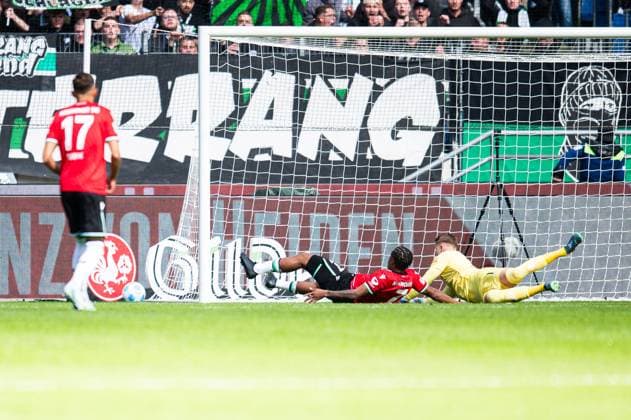 14.09.2024 - Fußball, 2024 2025, 2. Bundesliga, 5. Spieltag, Hannover 96 - 1. FC Kaiserslautern: (M) Jessic Ngankam (Hannover) verpasst das Tor vor (R) Julian Krahl (Kaiserslautern) DFL REGULATIONS PROHIBIT ANY USE OF PHOTOGRAPHS AS IMAGE SEQUENCES AND OR QUASI-VIDEO.