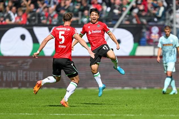 Sport Bilder des Tages 2. Bundesliga - Hannover 06 - 1. FC Kaiserslautern am 14.09.2024 in der HDI Arena in Hannover Jubel, Torjubel, Torschuetze, Torschütze Hyunju Lee (Hannover 96) jubelt nach seinem Tor zum 1:0 mit Phil Neumann (Hannover 96).