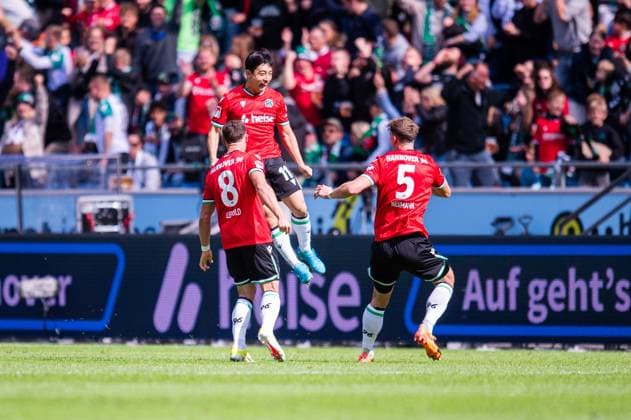 14.09.2024 - Fußball, 2024 2025, 2. Bundesliga, 5. Spieltag, Hannover 96 - 1. FC Kaiserslautern: (M) Hyun-ju Lee (Hannover) jubelt nach seinem Tor zum 1:0 mit (L) Enzo Leopold (Hannover), (R) Phil Neumann (Hannover) DFL REGULATIONS PROHIBIT ANY USE OF PHOTOGRAPHS AS IMAGE SEQUENCES AND OR QUASI-VIDEO.