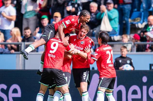 14.09.2024 - Fußball, 2024 2025, 2. Bundesliga, 5. Spieltag, Hannover 96 - 1. FC Kaiserslautern: (M) Hyun-ju Lee (Hannover) jubelt in einer Jubeltraube nach seinem Tor zum 1:0 mit (L-R) Nicolo Tresoldi (Hannover), Phil Neumann (Hannover), Sei Muroya (Hannover) DFL REGULATIONS PROHIBIT ANY USE OF PHOTOGRAPHS AS IMAGE SEQUENCES AND OR QUASI-VIDEO.