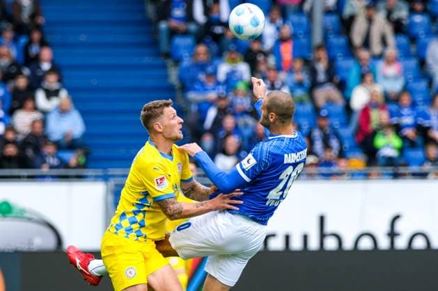 Sebastian Polter (Eintracht Braunschweig, 17) im Zweikampf mit Aleksandar Vukotic (SV Darmstadt 98, 20), GER, SV Darmstadt 98 vs. Eintracht Braunschweig, Fussball, 2. Bundesliga, 5. Spieltag, Spielzeit 2024 2025, 14.09.2024. DFL DFB REGULATIONS PROHIBIT ANY USE OF PHOTOGRAPHS as IMAGE SEQUENCES and or QUASI-VIDEO. GER, SV Darmstadt 98 vs. Eintracht Braunschweig, Fussball, 2. Bundesliga, 5. Spieltag, Spielzeit 2024 2025, 14.09.2024. Darmstadt