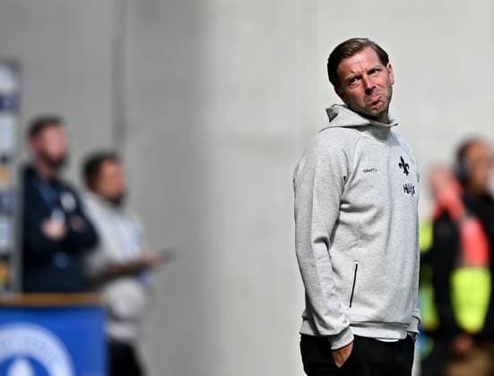 14.09.2024, xfux, Fussball 2.Bundesliga, SV Darmstadt 98 - Eintracht Braunschweig, v.l. Trainer Florian Kohfeldt (SV Darmstadt 98) enttaeuscht, enttaeuscht schauend, dissapointed gibt Anweisungen, gestikuliert, mit den Armen gestikulieren gives instructions, gesticulate, gesticolando. (DFL DFB REGULATIONS PROHIBIT ANY USE OF PHOTOGRAPHS as IMAGE SEQUENCES and or QUASI-VIDEO. Eine Lizenzierung des Lichtbildwerkes an und oder durch den SV Darmstadt 1898 e.V. sowie Tochterunternehmen ist nicht gestattet. No release of or sale to SV Darmstadt 1898 e.V.)) Darmstadt