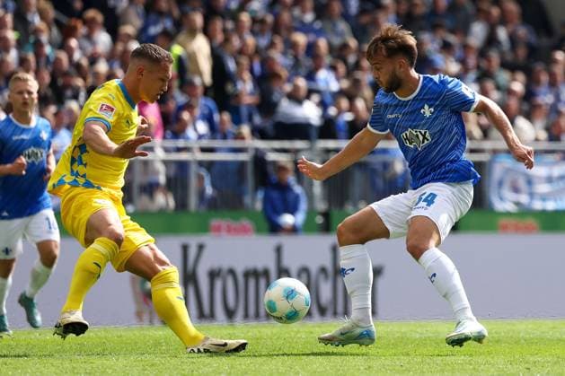2024.09.14 xJFAx Fussball 2.Bundesliga 5.Spieltag Saison 2024 25, SV Darmstadt 98 - Eintracht Braunschweig v.l., Sven Köhler (Eintracht Braunschweig), Kilian Julian Corredor (SV Darmstadt 98), Zweikampf, Action, Aktion, Battles for the Ball (DFL DFB REGULATIONS PROHIBIT ANY USE OF PHOTOGRAPHS as IMAGE SEQUENCES and or QUASI-VIDEO