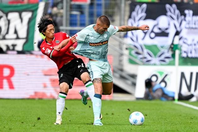 2. Bundesliga - Hannover 06 - 1. FC Kaiserslautern am 14.09.2024 in der HDI Arena in Hannover Sei Muroya (Hannover 96) im Zweikampf gegen Erik Wekesser (Kaiserslautern)