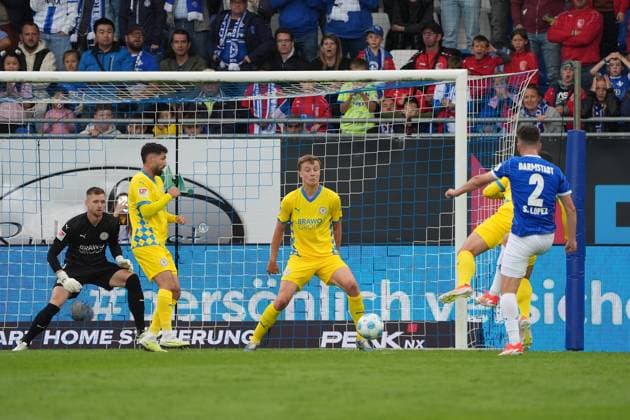 Sergio Lopez (SV Darmstadt 98, 02) zieht ab und erzielt das Tor zum 1:0 - 14.09.2024 2. Bundesliga, Saison 24 25: SV Darmstadt 98 vs Eintracht Braunschweig, Stadion am Boellenfalltor, emonline, emspor,