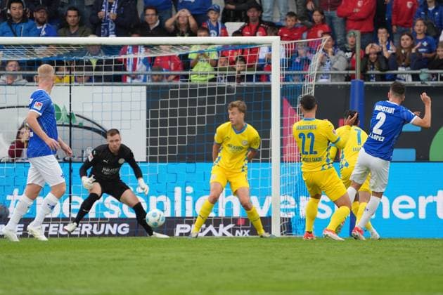 Sergio Lopez (SV Darmstadt 98, 02) zieht ab und erzielt im Nachschuss das Tor zum 1:0 - 14.09.2024 2. Bundesliga, Saison 24 25: SV Darmstadt 98 vs Eintracht Braunschweig, Stadion am Boellenfalltor, emonline, emspor,