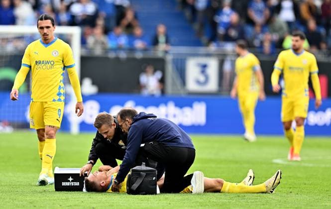 14.09.2024, xfux, Fussball 2.Bundesliga, SV Darmstadt 98 - Eintracht Braunschweig, v.l. Sven Köhler Koehler (Eintracht Braunschweig) receive an injury, bursied, harried, hurt, injured, injury, trauma, disappointed, crestfallen, verletzt, Verletzung am Boden und bekommt keine Luft (DFL DFB REGULATIONS PROHIBIT ANY USE OF PHOTOGRAPHS as IMAGE SEQUENCES and or QUASI-VIDEO. Eine Lizenzierung des Lichtbildwerkes an und oder durch den SV Darmstadt 1898 e.V. sowie Tochterunternehmen ist nicht gestattet. No release of or sale to SV Darmstadt 1898 e.V.)) Darmstadt