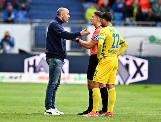 14.09.2024, xfux, Fussball 2.Bundesliga, SV Darmstadt 98 - Eintracht Braunschweig, v.l. Trainer Daniel Scherning (Eintracht Braunschweig), Referee Schiedsrichter Felix Prigan, Fabio Di Michele Sanchez (Eintracht Braunschweig) (DFL DFB REGULATIONS PROHIBIT ANY USE OF PHOTOGRAPHS as IMAGE SEQUENCES and or QUASI-VIDEO. Eine Lizenzierung des Lichtbildwerkes an und oder durch den SV Darmstadt 1898 e.V. sowie Tochterunternehmen ist nicht gestattet. No release of or sale to SV Darmstadt 1898 e.V.)) Darmstadt