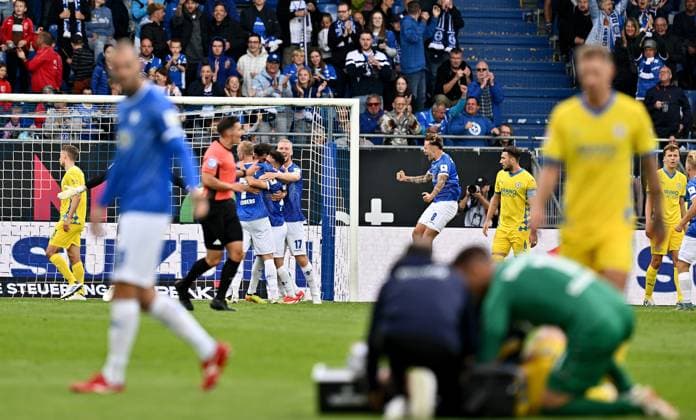14.09.2024, xfux, Fussball 2.Bundesliga, SV Darmstadt 98 - Eintracht Braunschweig, v.l. Sergio Lopez Lopez (SV Darmstadt 98) und Spieler von SV Darmstadt 98 Torjubel, Jubel, Goal celebration, celebrate the goal zum 1:0, im Vordergrund wird Sven Köhler Koehler (Eintracht Braunschweig) receive an injury, bursied, harried, hurt, injured, injury, trauma, disappointed, crestfallen, verletzt, Verletzung behandelt, da er keine Luft bekommt und Marcel Schuhen (SV Darmstadt 98) hilft (DFL DFB REGULATIONS PROHIBIT ANY USE OF PHOTOGRAPHS as IMAGE SEQUENCES and or QUASI-VIDEO. Eine Lizenzierung des Lichtbildwerkes an und oder durch den SV Darmstadt 1898 e.V. sowie Tochterunternehmen ist nicht gestattet. No release of or sale to SV Darmstadt 1898 e.V.)) Darmstadt
