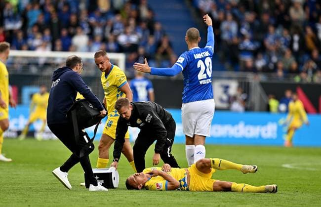 14.09.2024, xfux, Fussball 2.Bundesliga, SV Darmstadt 98 - Eintracht Braunschweig, v.l. Marvin Rittmüller Rittmueller (Eintracht Braunschweig), Sven Köhler Koehler (Eintracht Braunschweig) receive an injury, bursied, harried, hurt, injured, injury, trauma, disappointed, crestfallen, verletzt, Verletzung am Boden und bekommt keine Luft, Aleksandar Vukotic (SV Darmstadt 98) gibt Anweisungen, gestikuliert, mit den Armen gestikulieren gives instructions, gesticulate, gesticolando. (DFL DFB REGULATIONS PROHIBIT ANY USE OF PHOTOGRAPHS as IMAGE SEQUENCES and or QUASI-VIDEO. Eine Lizenzierung des Lichtbildwerkes an und oder durch den SV Darmstadt 1898 e.V. sowie Tochterunternehmen ist nicht gestattet. No release of or sale to SV Darmstadt 1898 e.V.)) Darmstadt