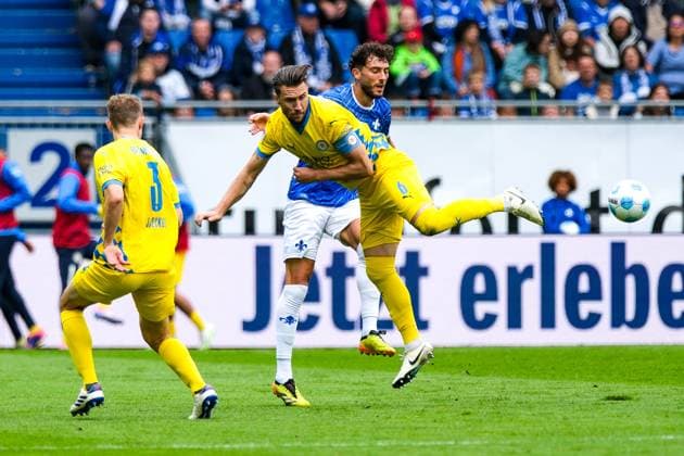 Ermin Bicakcic (Eintracht Braunschweig, 06) im Zweikampf mit Fraser Hornby (SV Darmstadt 98, 09), GER, SV Darmstadt 98 vs. Eintracht Braunschweig, Fussball, 2. Bundesliga, 5. Spieltag, Spielzeit 2024 2025, 14.09.2024. DFL DFB REGULATIONS PROHIBIT ANY USE OF PHOTOGRAPHS as IMAGE SEQUENCES and or QUASI-VIDEO. GER, SV Darmstadt 98 vs. Eintracht Braunschweig, Fussball, 2. Bundesliga, 5. Spieltag, Spielzeit 2024 2025, 14.09.2024. Darmstadt