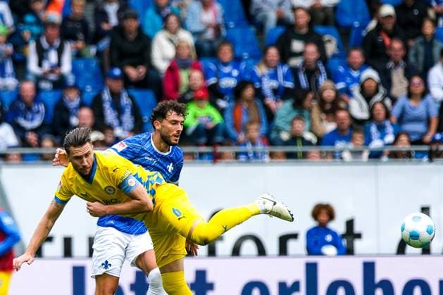 Ermin Bicakcic (Eintracht Braunschweig, 06) im Zweikampf mit Fraser Hornby (SV Darmstadt 98, 09), GER, SV Darmstadt 98 vs. Eintracht Braunschweig, Fussball, 2. Bundesliga, 5. Spieltag, Spielzeit 2024 2025, 14.09.2024. DFL DFB REGULATIONS PROHIBIT ANY USE OF PHOTOGRAPHS as IMAGE SEQUENCES and or QUASI-VIDEO. GER, SV Darmstadt 98 vs. Eintracht Braunschweig, Fussball, 2. Bundesliga, 5. Spieltag, Spielzeit 2024 2025, 14.09.2024. Darmstadt