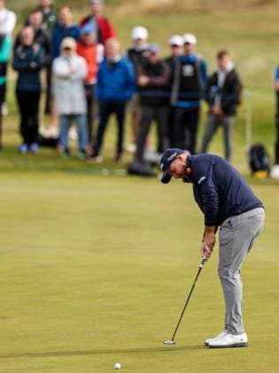 2024 Amgen Irish Open, Royal County Down, Newcastle, Northern Ireland 14 9 2024 Shane Lowry putts for a birdie on the 1st green Shane Lowry putts for a birdie on the 1st green 14 9 2024  Copyright: x INPHO BenxBradyx BB4_7832