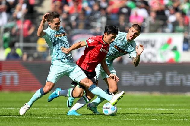 2. Bundesliga - Hannover 06 - 1. FC Kaiserslautern am 14.09.2024 in der HDI Arena in Hannover Philipp Klement (Kaiserslautern), Hyunju Lee (Hannover 96) im Zweikampf gegen Erik Wekesser (Kaiserslautern)